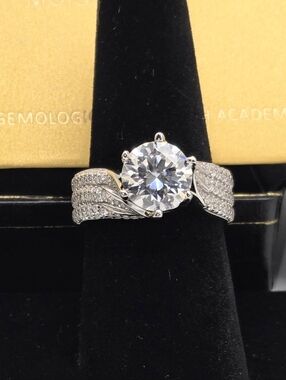 Beautiful Certified 3 ct Moissanite Diamond Accent Ring. Sz 8